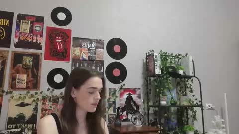 Annie online show from November 5, 2025, 7:47 pm