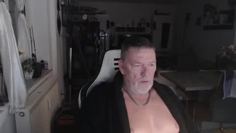 deinprinz2312 online show from September 29, 2025, 4:06 am