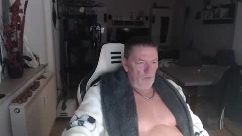 deinprinz2312 online show from October 17, 2025, 4:04 am