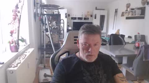 deinprinz2312 online show from October 22, 2025, 7:52 am