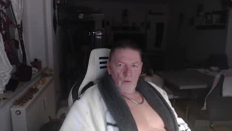 deinprinz2312 online show from November 20, 2025, 4:01 am