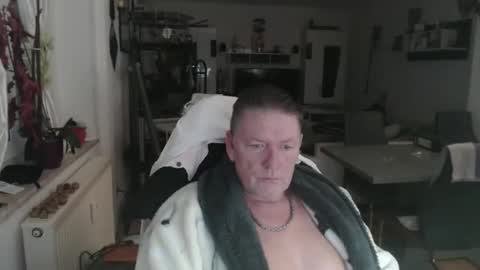 deinprinz2312 online show from December 1, 2025, 4:39 am