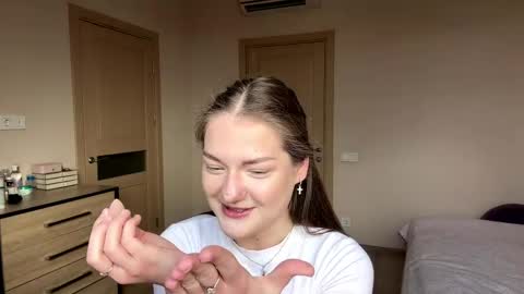 Mila online show from April 23, 2026, 12:29 pm