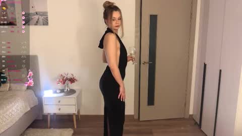 Dia online show from November 22, 2025, 5:45 pm