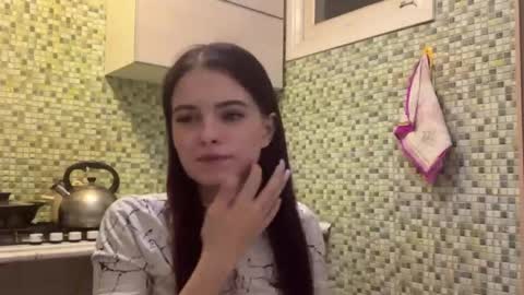 Kiki online show from April 18, 2026, 7:07 pm