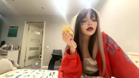 Mila online show from December 5, 2025, 5:42 pm