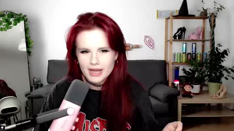 dellacrush_ online show from September 15, 2025, 5:35 pm