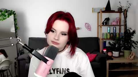 dellacrush_ online show from September 20, 2025, 4:41 pm