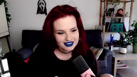 dellacrush_ online show from November 11, 2025, 9:09 am