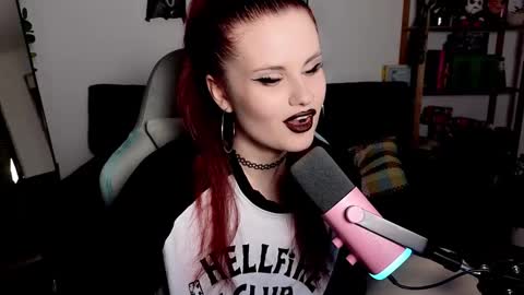 dellacrush_ online show from November 30, 2025, 6:12 pm