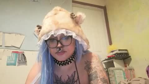 Snapshot of deluxxxeblu chatting on November 1, 2025, 4:25 am TankinBody online show from November 1, 2025, 4:25 am