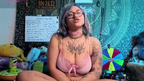 Snapshot of deluxxxeblu chatting on December 18, 2025, 3:23 am TankinBody online show from December 18, 2025, 3:23 am