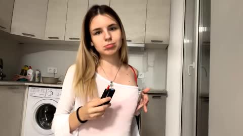 Denni online show from September 14, 2025, 6:07 pm