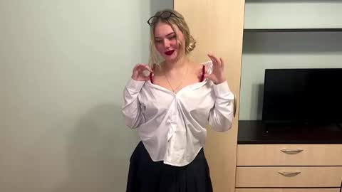 Luna online show from February 18, 2026, 4:03 pm