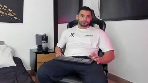 Snapshot of dereck_vega chatting on December 7, 2024, 9:33 pm Dereck Vega online show from December 7, 2024, 9:33 pm