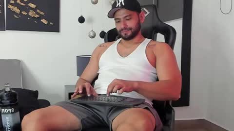Snapshot of dereck_vega chatting on December 19, 2024, 1:07 am Dereck Vega online show from December 19, 2024, 1:07 am