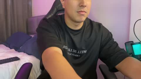 Snapshot of dereckbrownn chatting on February 3, 2025, 9:29 pm Dereck online show from February 3, 2025, 9:29 pm