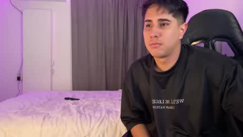 Snapshot of dereckbrownn chatting on February 19, 2025, 4:01 am Dereck online show from February 19, 2025, 4:01 am