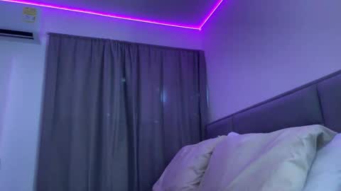 Snapshot of dereckbrownn chatting on October 1, 2025, 7:09 pm Dereck online show from October 1, 2025, 7:09 pm