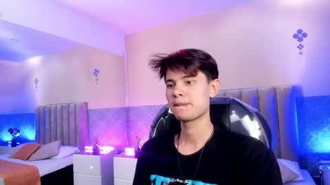 derek_sinn online show from April 20, 2026, 8:43 pm