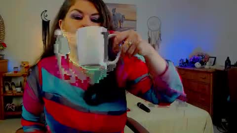 HellenMoon online show from June 4, 2026, 8:31 am