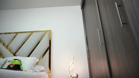 Devin Hunter online show from September 19, 2025, 12:12 am