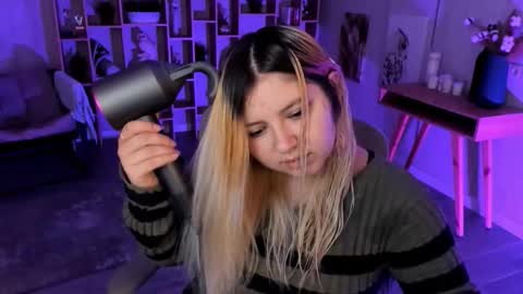 Dia online show from October 14, 2025, 7:25 pm