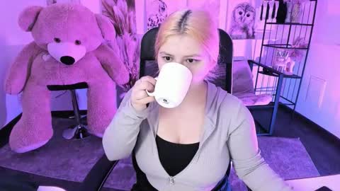 Dia online show from November 30, 2025, 6:12 pm