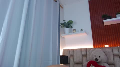 diamond_canela online show from December 24, 2024, 3:05 am