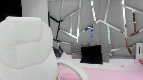 dianarous online show from February 25, 2025, 4:35 am