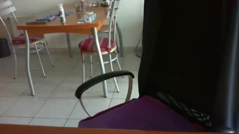 didonc from france..... online show from April 19, 2026, 6:10 pm