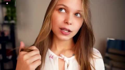 Snapshot of dierafauxa chatting on November 13, 2025, 6:51 pm Elwyna online show from November 13, 2025, 6:51 pm