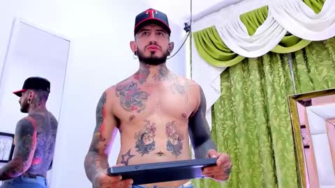 dilan_scootk_ online show from November 19, 2025, 7:36 pm