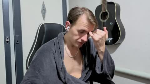 Snapshot of dimastyzzz chatting on January 24, 2025, 4:17 pm Dimetriusen online show from January 24, 2025, 4:17 pm