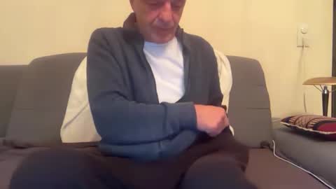 dinnerout1111 online show from October 12, 2025, 9:25 pm