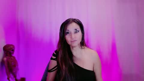 DivineLynn online show from February 6, 2025, 12:05 pm