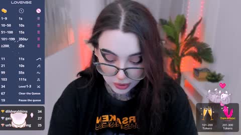 dixipixi_ online show from January 31, 2025, 1:02 pm