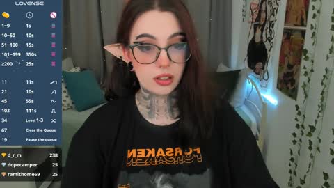 dixipixi_ online show from February 2, 2025, 8:35 am