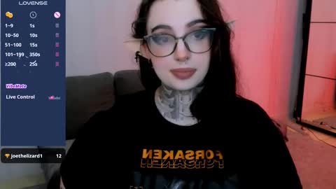 dixipixi_ online show from March 6, 2025, 6:52 am