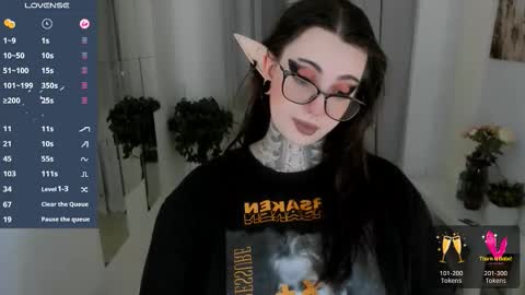 dixipixi_ online show from October 9, 2025, 5:49 am