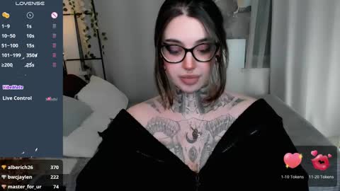 dixipixi_ online show from April 23, 2026, 12:40 pm