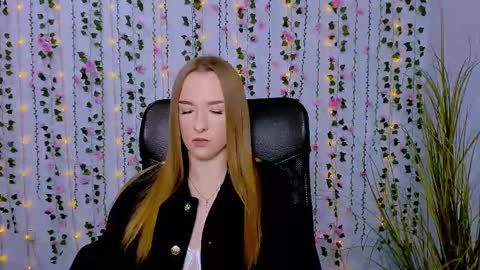 doll_vey online show from March 4, 2025, 12:22 pm