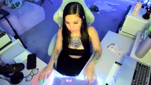 DOLLLFACE online show from February 3, 2026, 5:38 am