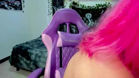 dolly_bones online show from October 18, 2025, 2:58 am