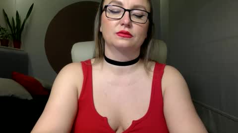 Snapshot of dom_mummy chatting on November 19, 2025, 6:02 am DOM MUMMY online show from November 19, 2025, 6:02 am