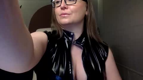 Snapshot of dom_mummy chatting on January 8, 2026, 6:16 am DOM MUMMY online show from January 8, 2026, 6:16 am