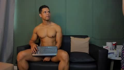 Snapshot of dominc_berry chatting on June 12, 2026, 12:37 pm Dominc berry online show from June 12, 2026, 12:37 pm