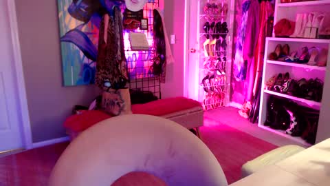 Snapshot of dommetomorrow chatting on December 7, 2024, 2:09 am DommeTomorrow online show from December 7, 2024, 2:09 am