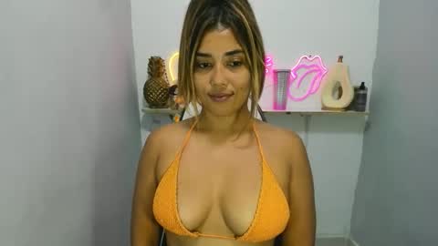 dona_tella online show from April 7, 2026, 9:15 pm