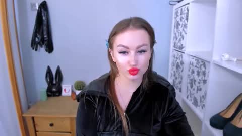 Snapshot of donnasensual chatting on February 3, 2026, 4:23 pm DonnaSensual online show from February 3, 2026, 4:23 pm